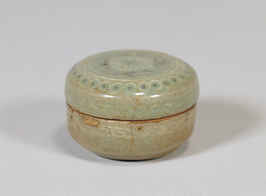 青磁象嵌菊花文合子