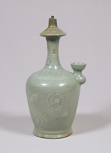 青磁象嵌菊蝶文浄瓶