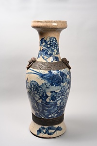 青花牡丹寿帶鳥獣環耳瓶