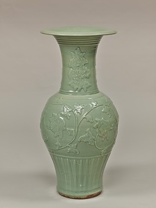 青磁貼花牡丹唐草文花瓶