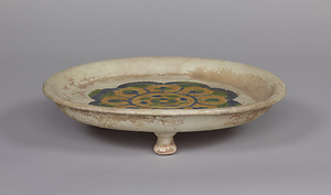 三彩印花蓮花文三足盤