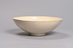 白磁印花魚波文鉢