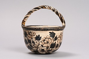 白釉鉄絵花文手提杯