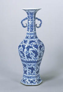 青花蝶文双耳瓶