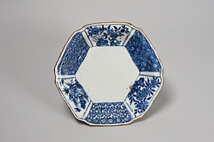 青花祥瑞文六角皿