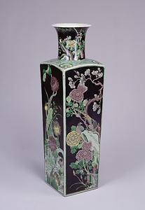 黒地素三彩花鳥文方瓶