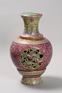 夾彩透彫瑞果文瓶