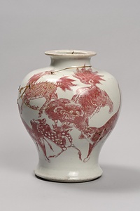 釉裏紅霊獣文瓶