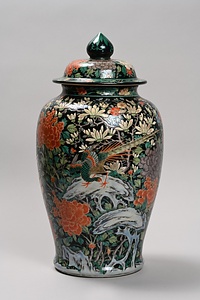 黒地五彩花鳥文壺