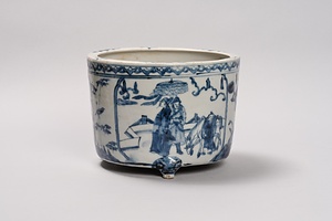 青花人物文三足香炉