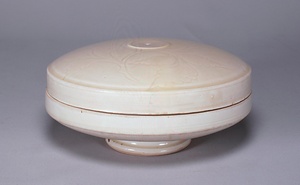 白磁刻花牡丹文合子