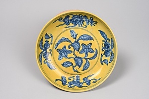 黄地青花花卉文皿