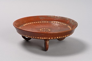 褐釉連珠文環足盤