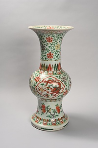 五彩龍花唐草文尊形瓶