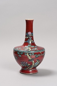 紅地粉彩花鳥文瓶