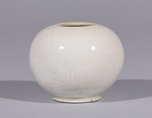 白磁劃花花弁文小円壺