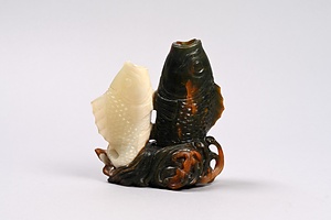岫玉双鯉形花挿