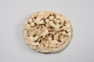 葡萄山雀彫白玉飾