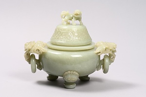 獅子鈕牡丹耳青玉香炉