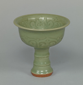 青磁唐草文馬上杯