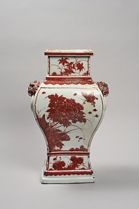 釉裏紅牡丹文双耳方壺