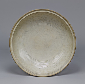 白磁劃花山水文大皿