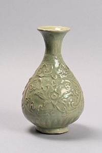 青磁印花牡丹唐草文瓶