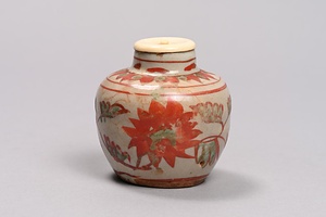 五彩唐草文小壺