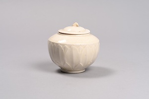 白磁蓮弁文有蓋壺