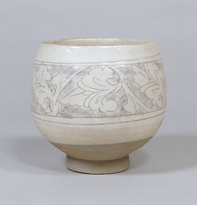 白釉刻花唐草文鉢