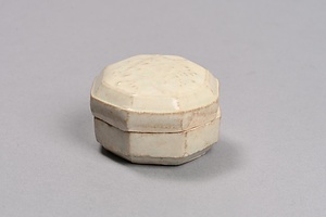 青白磁草花文八角合子