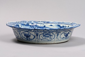 青花唐草文輪花平鉢