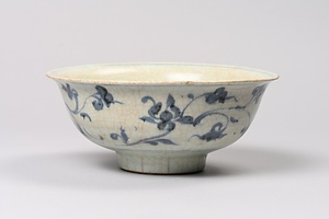 青花牡丹文唐草文碗