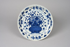 青花花籠文皿