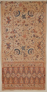 サロン（腰衣） 白地花樹鳥獣文様バティック