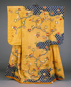 振袖 鬱金色綸子地牡丹橘網模様