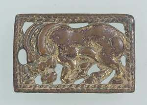 鍍金牛文帯飾板