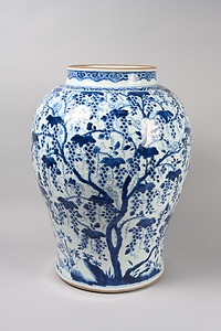 青花葡萄栗鼠文大壺