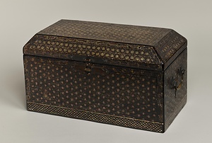 菊花唐草文螺鈿経箱