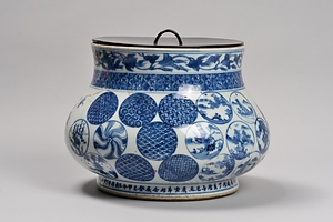 青花祥瑞文水指