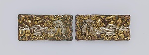 鍍金銀動物闘争文帯飾板