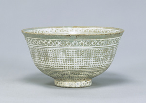 粉青印花菊花文碗