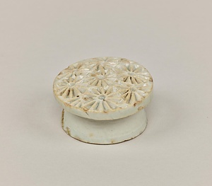 白磁輪花形餅型