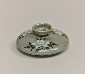 青磁象嵌牡丹文油瓶