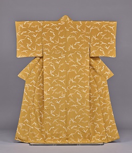 着物 芥子色縮緬地笹鳥熨斗蝶模様