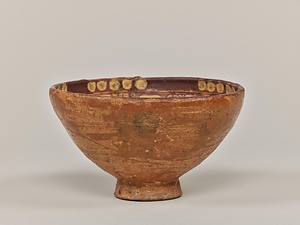 黄釉白堆刻文鉢