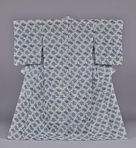 単衣 白縮緬地破れ七宝繋蝶模様