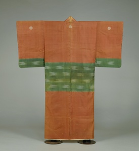 熨斗目 紅地緯絣模様　左一つ巴紋付