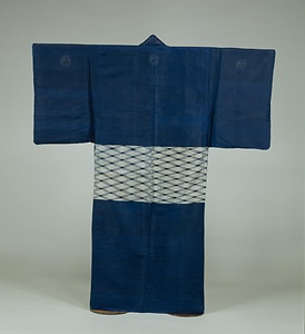 熨斗目 紺地緯絣模様　丸に雁紋付