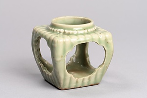 青磁透彫竹文方形盃台